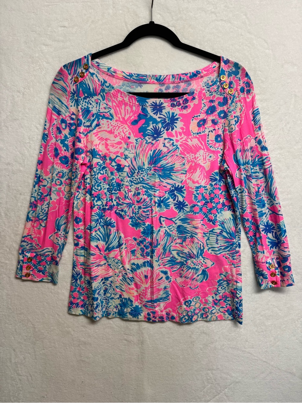 LILLY PULITZER Women’s Size Medium Alinda Top Blue Pink Fish Coral Gold Buttons